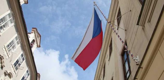 Vlajka ČR na budově parlamentu