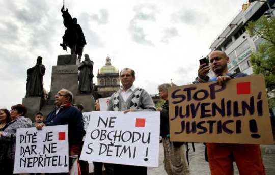 Zloději dětí: Zkorumpovaný systém v Norsku, kde se točí obrovské peníze, sebere matce dítě za to, že neumí omeletu nebo proto, že je na vozíku a nemůže s dětmi lyžovat. Možné je úplně všechno