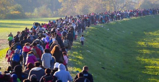 emigranti pochodují Polsko se chystá odstoupit od dohody OSN o migraci. Po USA a Maďarsku je na řadě Česko?