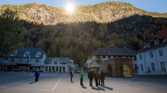 Muž přinesl lidem slunce do jejich města, aby nebyli smutní