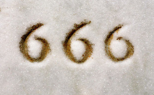 Stream cz šíří lži a nesmysly. Tohle ale nevyvrátí. Drahoš, kterého chtějí dosadit na hrad má číslo 666. Tím bude dílo zkázy dokonáno. Rozšiřte prosím mezi co nejvíce lidí