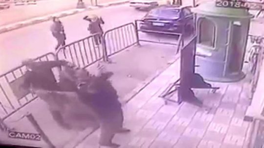 Egyptský policista chytil pětiletého chlapce, který vypadl ze třetího patra (VIDEO)