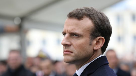 Prezident Macron: Francie udeří, najde-li se důkaz o tom, že Sýrie používá chemické zbraně