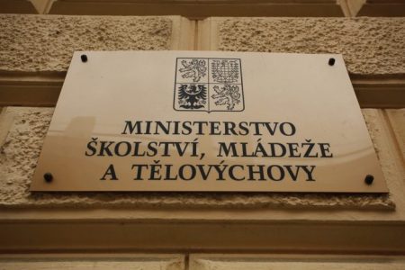 Skandál: Na organizování demonstrací proti Miloši Zemanovi a Andreji Babišovi se nepřímo podílí Ministerstvo školství neznalostí školského zákona!