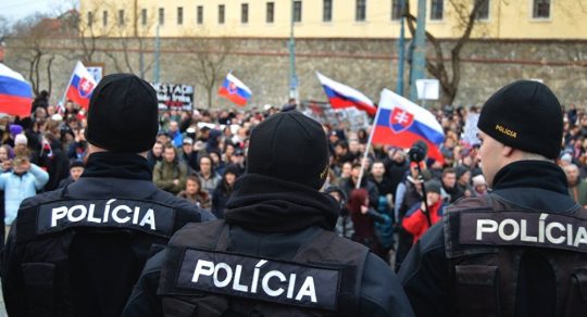 Štvrtý týždeň protestov: Parlament chránila pred nespokojným davom polícia