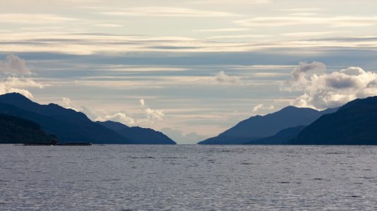 Nessie je zpět! Nové záběry ukazují záhadné monstrum plovoucí v jezeře Loch Ness (VIDEO)