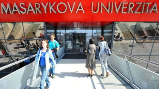Sórošova česká pobočka zaplatí Masarykově univerzitě grant za více jak 300.000 korun na výzkum “ruských strašidel”, čili vlivu alternativních serverů v ČR a na Slovensku na veřejné mínění! Máme kopii smlouvy školy se Sórošovou neziskovkou!