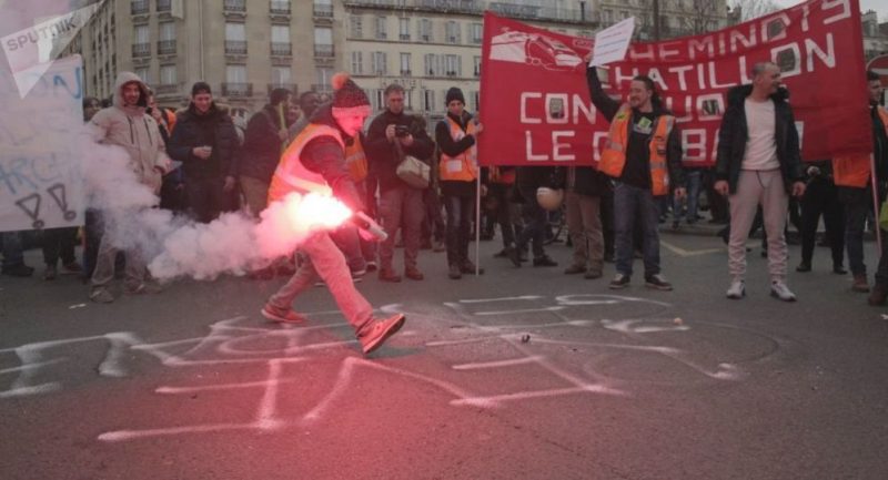 Prvomájová pařížská demonstrace: slzný plyn, lidé v maskách a zraněná novinářka Sputniku