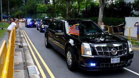 Atomovky stranou, teď auta: Trump předvádí severokorejskému vůdci svoji limuzínu Bestii (VIDEO)