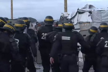 Migranti v Calais přepadli policisty, čtyři zranili (VIDEO)