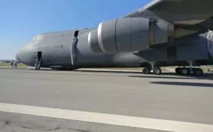Bylo natočeno nouzové přistání obrovského amerického letounu C-5 Galaxy