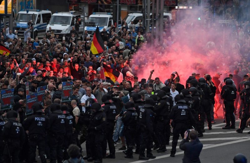 Ve městě Chemnitz, nedaleko českých hranic, to vře. Migranti zavraždili pětatřicetiletého Němce a lidé vyrazili do ulic. Zasahuje policie