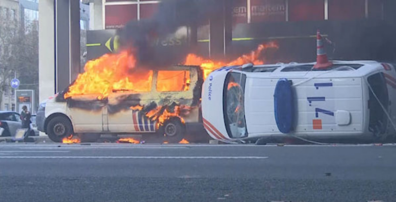 Hořící policejní auta belgie