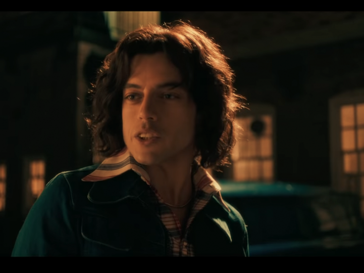 Podívejme se do minulosti proč THE SHOW MUST GO ON a kým to všechno je vlastně řízeno