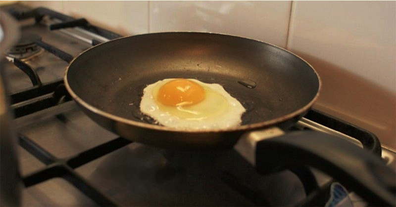 Tyto 4 druhy hrnců a pánví uvolňují do jídla toxické chemikálie