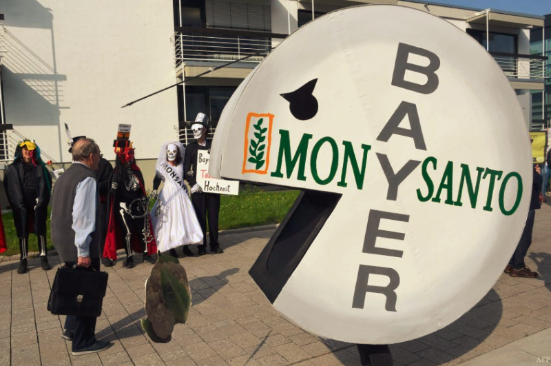 MONSANTO bayer jed MONSANTO JE NA KONEČNÉ. Plán USA vyšel. Žalobami postupně potopí firmu BAYER