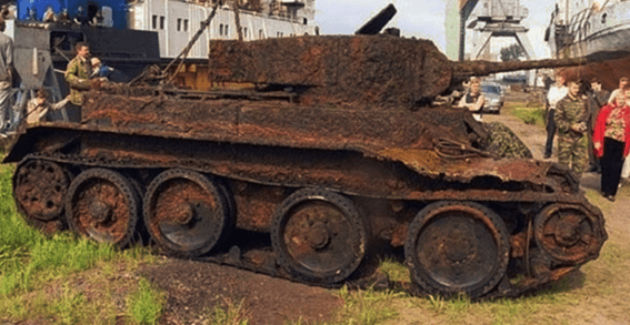 tank číslo 12 Archeologové objevili v lese starý tank. Když ho odkryli, nevěřili svým očím! Velice dojemné