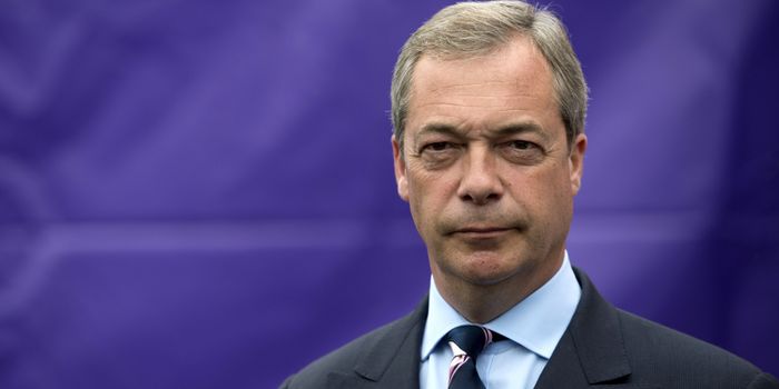 Europoslanci ze strany Brexit Party Nigel Farageho se při hymně obrátili zády