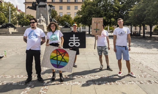 Satanisté podpořili LGBT komunitu. Nic jako tradiční rodina neexistuje, hlásali na náměstí v Praze