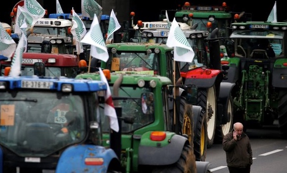 Traktorový pochod. Tisíce farmářů protestovalo v centru Berlína a Paříže proti zemědělské politice vlád