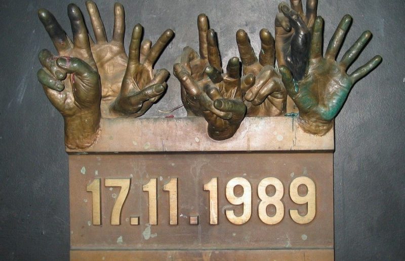 pameetní-deska-17_11_1989-revoluce Jak sem oslavoval 30. výročí