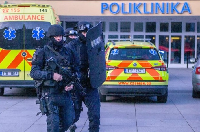 Děsivá konspirace: Masakr v ostravské nemocnici jako odvedení pozornosti od demonstrace Milionu chvilek v Praze? V čekárně střílel profesionál?