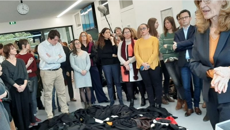Právníci ve Francii odhodili svoje roucha pod nohy ministryně spravedlnosti. Vše se dá vysvětlit i jinak