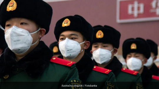 čínští vojáci s rouškami