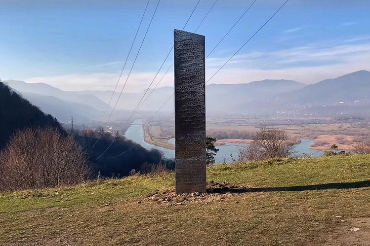 V Evropě se objevil záhadný monolit, který vypadá stejně, jako monolit zmizelý v americké poušti