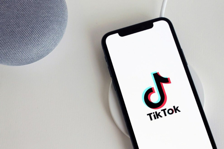 Bílý dům chce zakázat aplikaci TikTok a Kanada ji zakazuje ve vládních telefonech