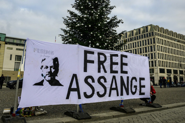 Britové brání nevládním organizacím v návštěvě Assange