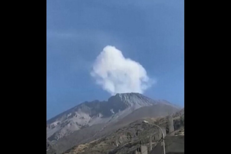 Peruánská sopka ožívá, chrlí popel na města