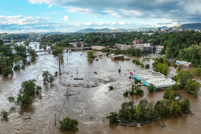 Bílé a Červené klobouky se spojily v boji proti lotrům z FEMA a FBI v Severní Karolíně