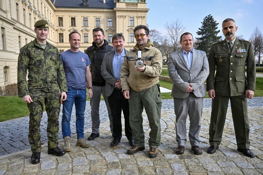 Vetchého dronovou inciativu vyšetřuje vojenská policie. Podezřívá ji z překupnictví zbraní a zneužití armády