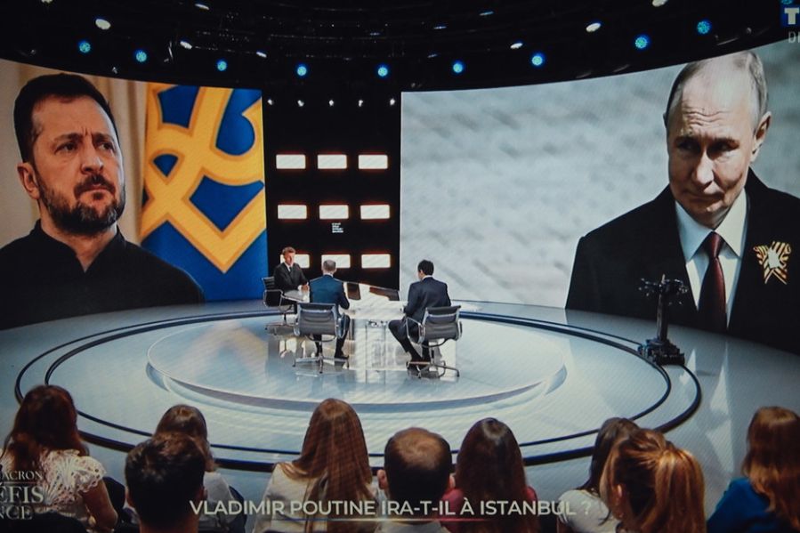 Macron hrozí: jaderný deštník pro Polsko, vojáci na Ukrajině