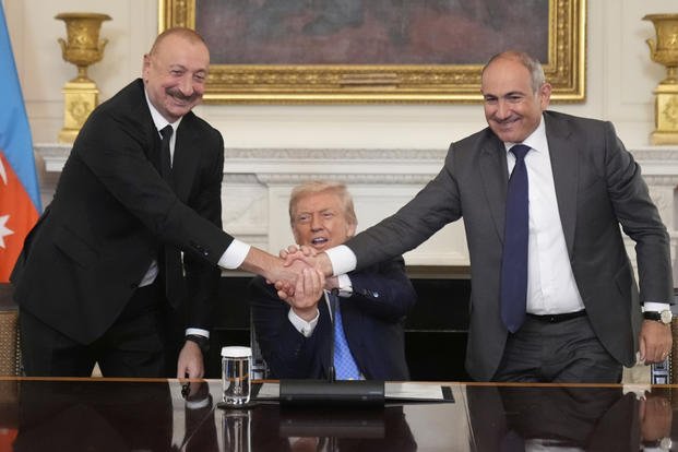 Vedoucí představitelé Arménie a Ázerbájdžánu si podali ruce a podepsali v Bílém domě mírovou dohodu