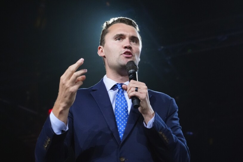 Vrah Charlieho Kirka mohl mít policejní nebo vojenský výcvik