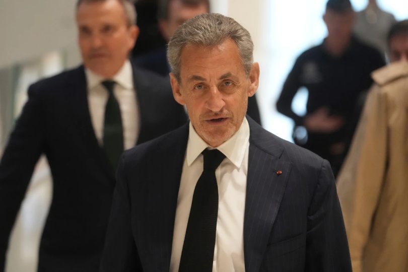 Pařížský soud rozhoduje o nezákonném financování Sarkozyho kampaně. Hrozí mu až 10 let odnětí svobody