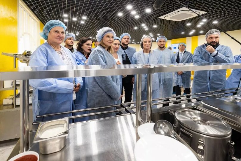 „Vaří se ne pro děti, ale pro prasata.“ Jak Olena Zelenská „reformovala“ školní stravování na Ukrajině