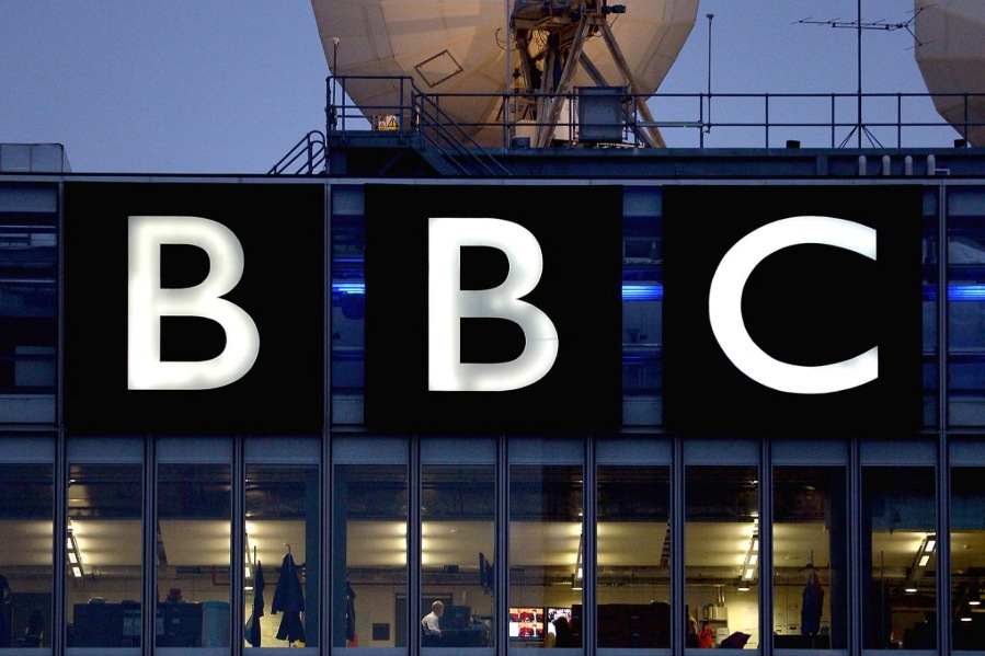 Trump chce žalovat BBC a Britové odmítají platit koncesionářské poplatky