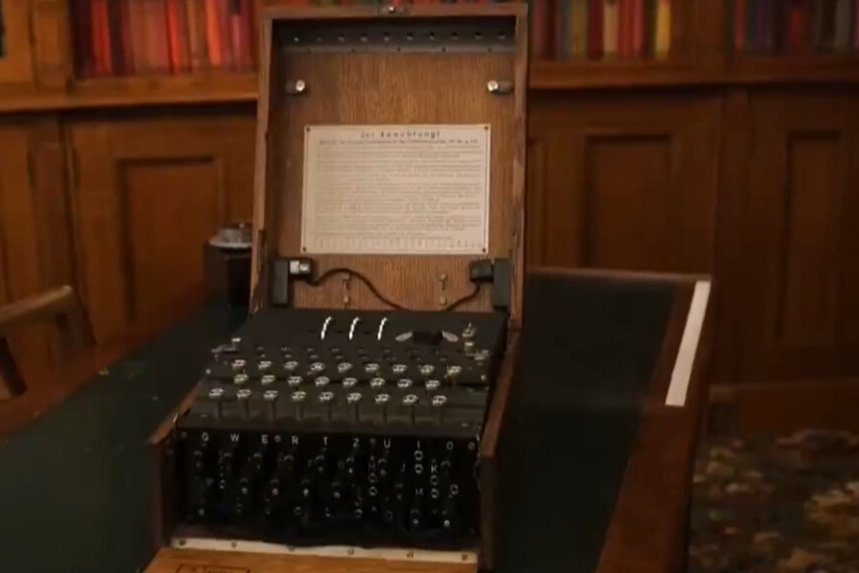 Vzácný nacistický stroj Enigma se prodal za 482 tisíc eur