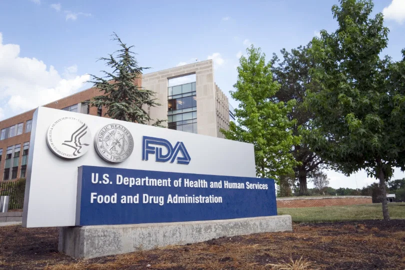 Americký úřad FDA poprvé přisuzuje úmrtí deseti dětí očkování proti covidu-19