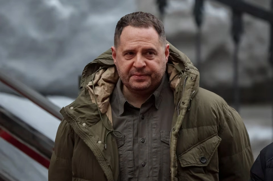 Ukrajinští protikorupční úředníci prohledávají dům šéfa Zelenského kanceláře Jermaka