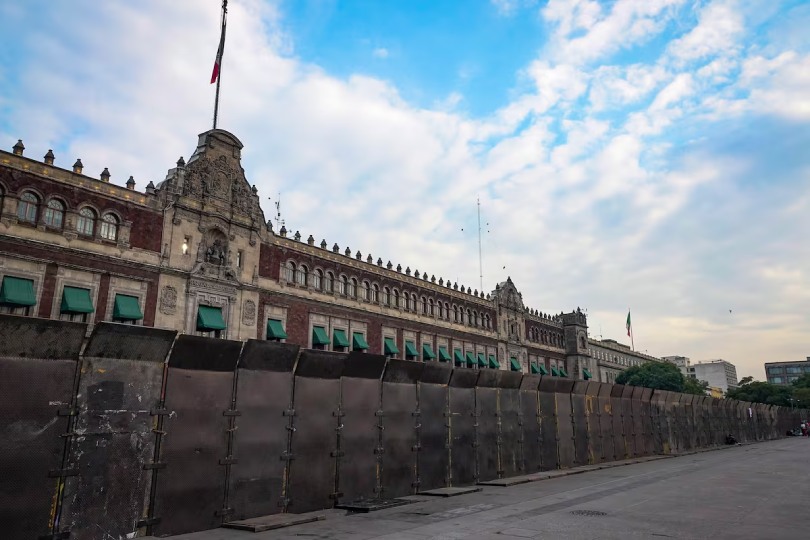 Mexičané se bouří: Mladí obléhají Palacio Nacional